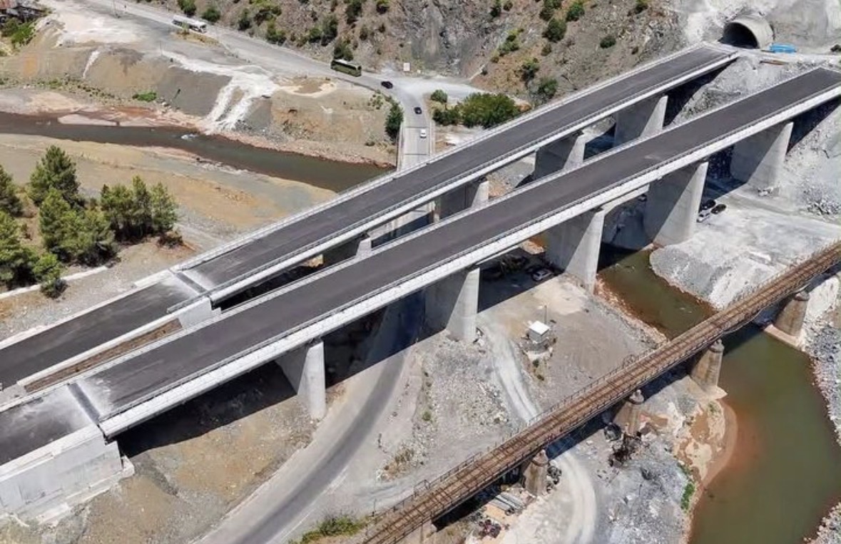 “Punimet në aksin Elbasan–Qafë Thanë vijojnë me ritme të larta”/ Rama ndan pamjet nga projekti infrastrukturor 
