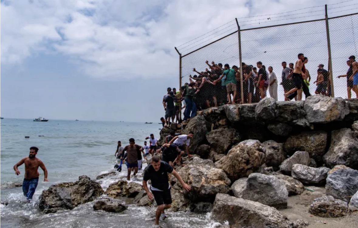 Franca rrit numrin e efektivëve në kufirin me Spanjën pas hyrjes së emigrantëve në Ceuta