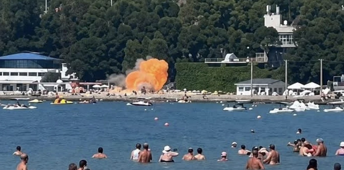 Droni godet plazhin në Rusi pranë pallatit të Putinit/ Shtatë të vrarë dhe dhjetëra të plagosur 