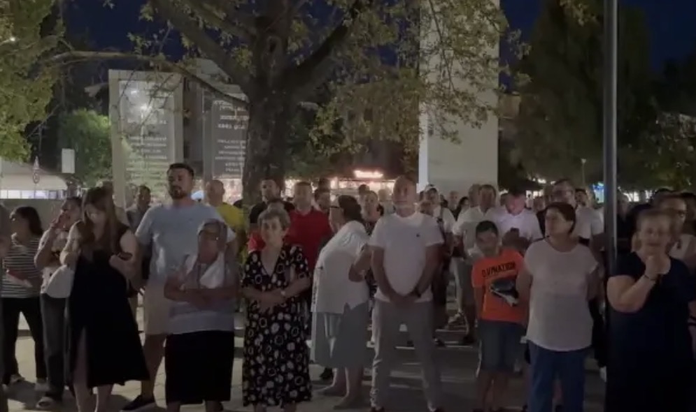 Qindra banorë protestojnë në Cërrik kundër shkrirjes së bashkisë me Elbasanin