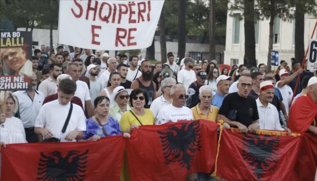 65 ditë tubim përpara Kryeministrisë, protestuesi humbi ndjenjat. Vijon marshimi në kryeqytet