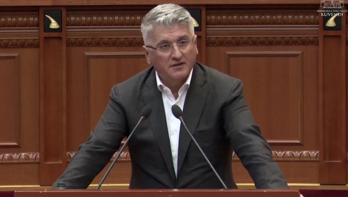 “Ana tjetër e realitetit turistik”, Gjekmarkaj pas aksidentit tragjik në Rrjoll: Vdekje në plazhe, trafik dhe mungesë dritash