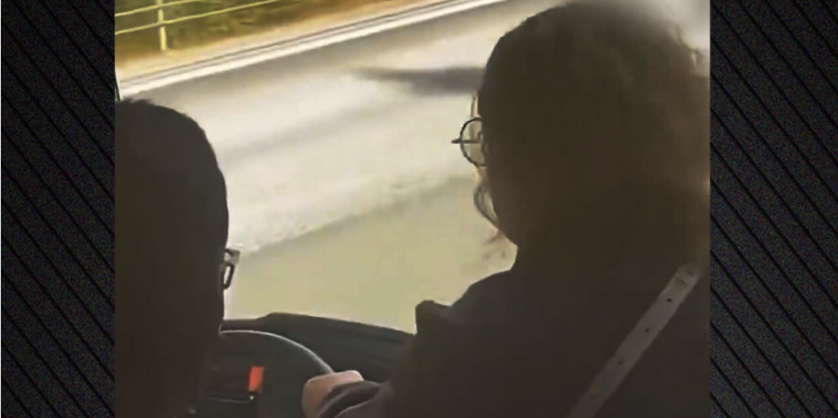 Shoferi humbi ndjenjat në autostradë, dy pasagjerë marrin kontrollin dhe shpëtojnë rreth 50 persona në autobus