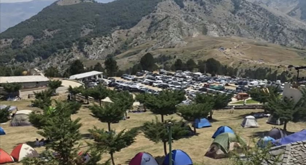 Pelegrinazh në Tomorr, mijëra besimtarë ngjiten në Malin e Shenjtë për festën e Abaz Aliut