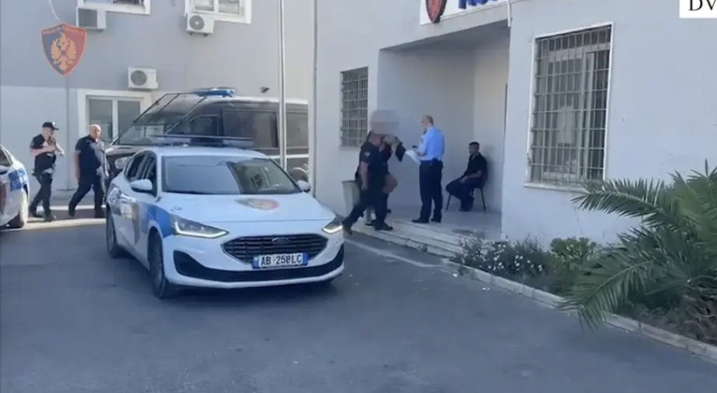 Dhunoi dhe kanosi me armë bashkëshorten në Palasë, arrestohet 40-vjeçari nga Tirana