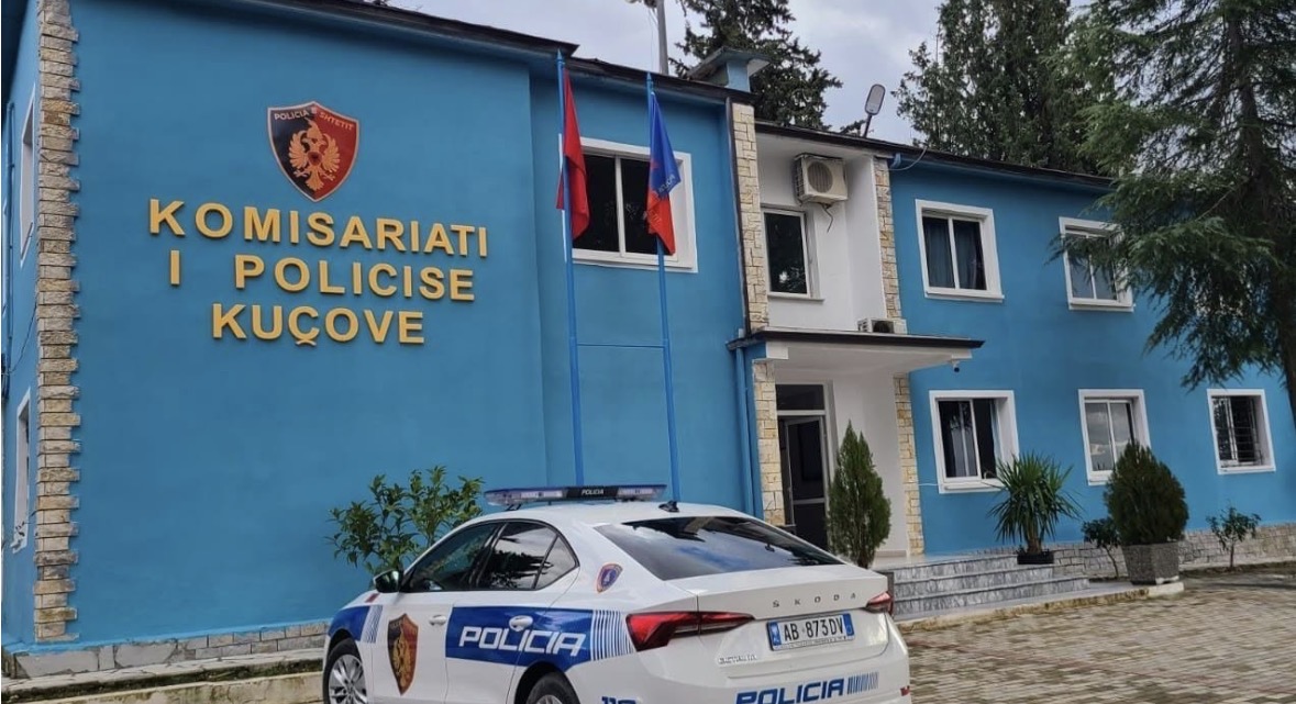 Qëlloi me armë drejt një makine të parkuar, shpallet në kërkim 32-vjeçari në Kuçovë