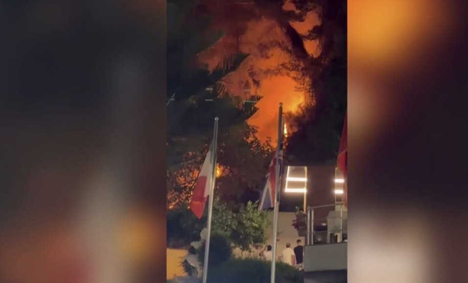 Zjarr në zonën e Ujit të Ftohtë në Vlorë, një hotel i rrezikuar nga flakët