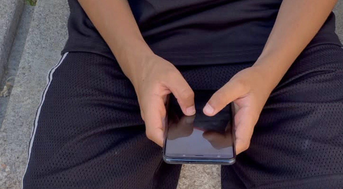 Franca miraton ligjin, ndalon telefonat celularë në të gjitha shkollat e mesme nga shtatori