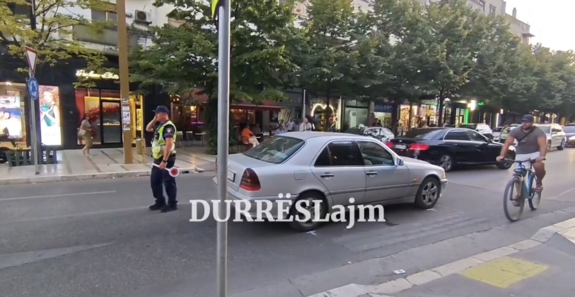 Aksident në Durrës, automjeti përplas gruan me dy fëmijët në krahë (Video)
