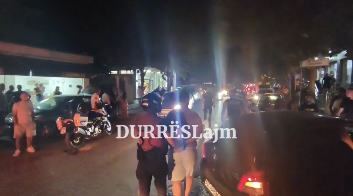 Përplasje mes disa të rinjve në Durrës, disa të shoqëruar (Video)