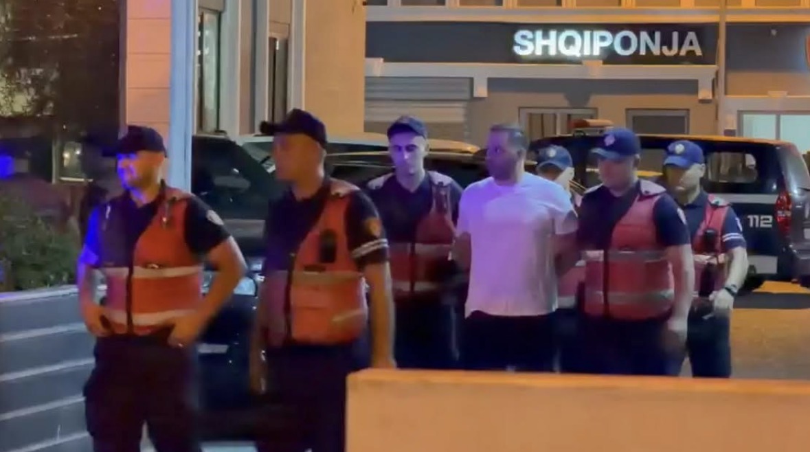 Me pantallona të shkurtra dhe bluzë të bardhë, momentet kur Ergys Agasi mbërrin në Policinë e Tiranës