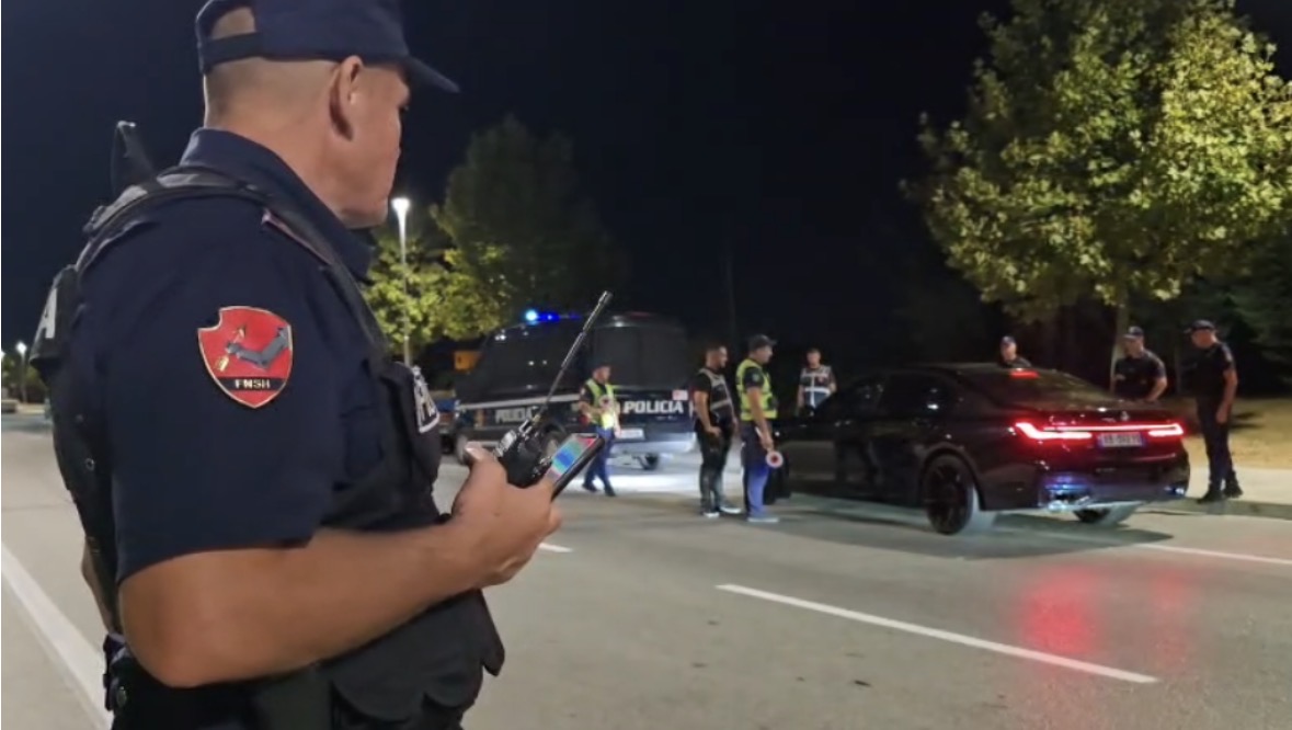 Policia “blindon” hyrjen e Vlorës, kontrolle të rrepta për armë dhe persona në kërkim