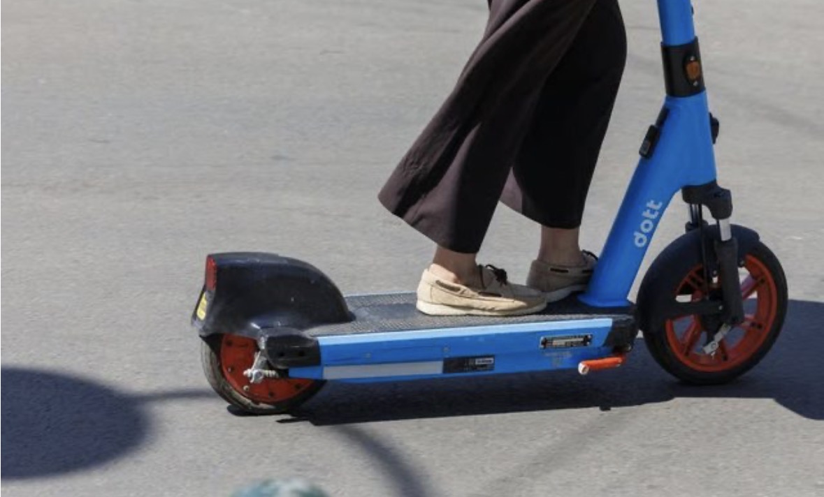 Belgjika bën helmetën të detyrueshme për skuterët elektrikë