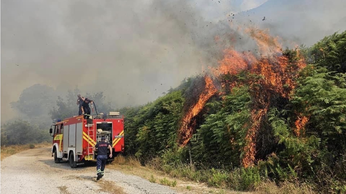 Zjarret në vend, Ministria e Mbrojtjes: 4 vatra aktive, 70 efektivë dhe 3 helikopterë në terren