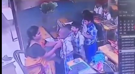 PAMJE DRAMATIKE/ U godit me shuplakë nga mësuesja dhe u rrëzua brenda në klasë, ndërron jetë 6-vjeçari në Indi (VIDEO)