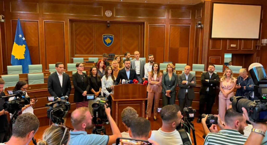 Përplasje të forta mes Vetëvendosjes dhe opozitës në Kuvendin e Kosovës