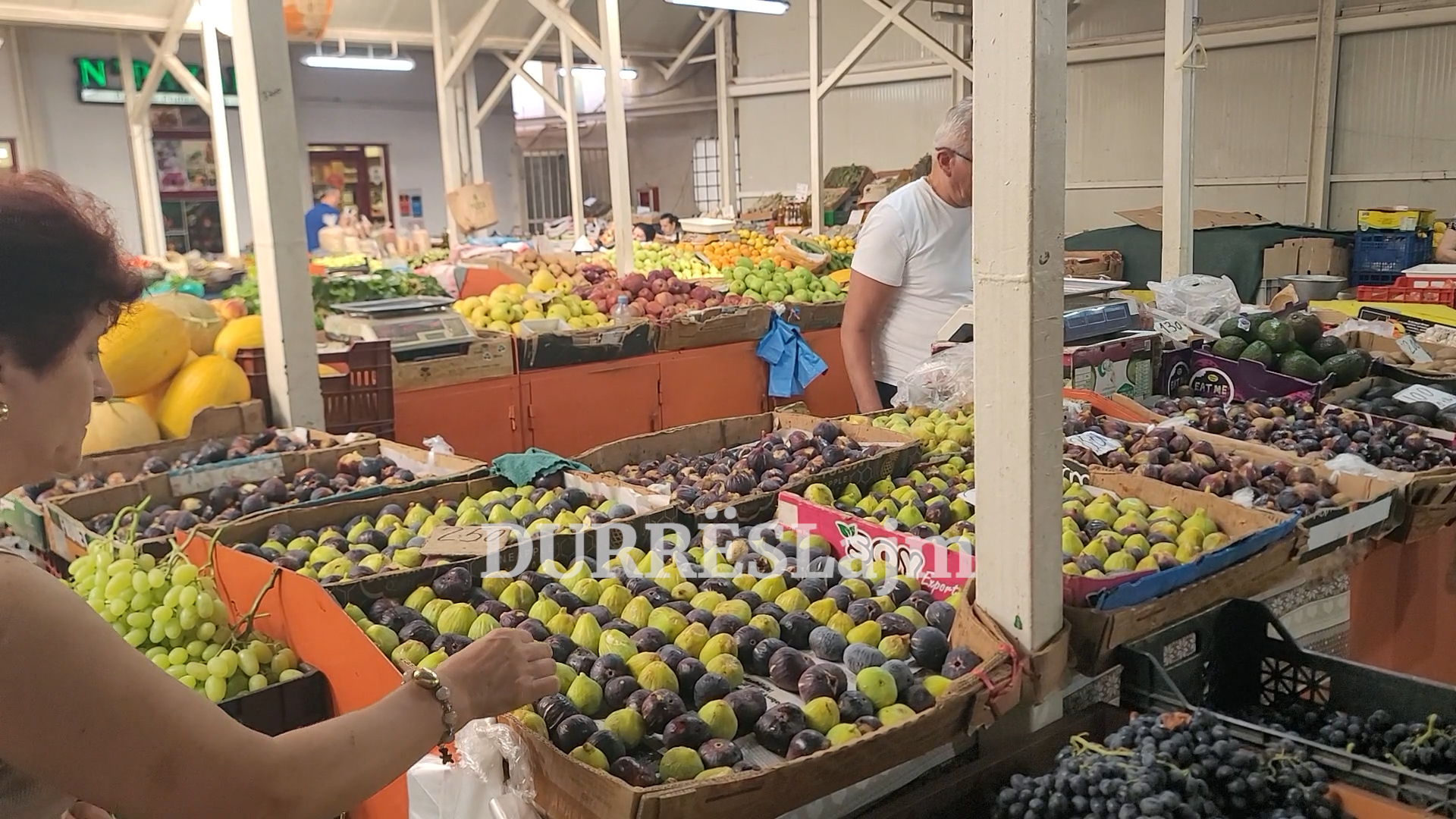 Të blesh apo mos të blesh fiq?! Çmimi i këtij fruti “tremb” pensionistët e Durrësit (VIDEO)