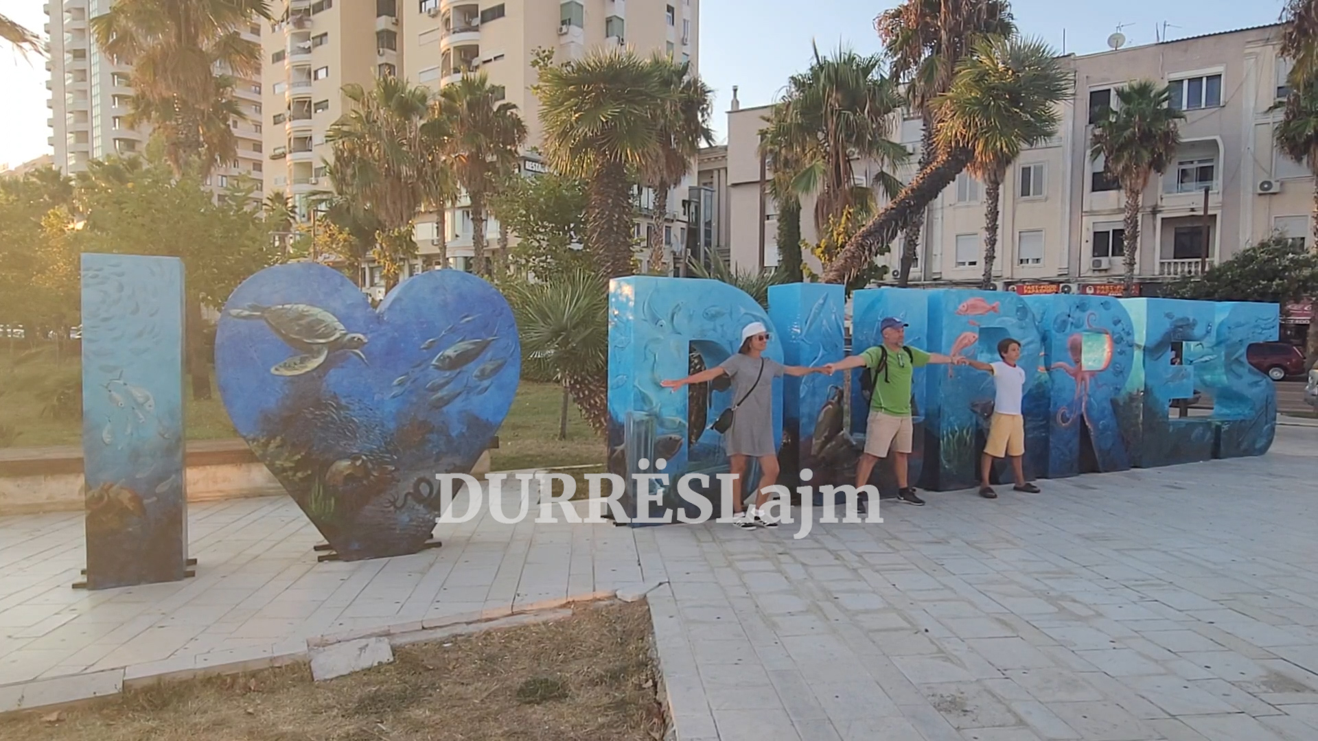 Instalacioni më i ri në Durrës tërheq vëmendjen e vizitorëve e turistëve: Shumë i bukur, uroj të mos e prishin! (VIDEO)