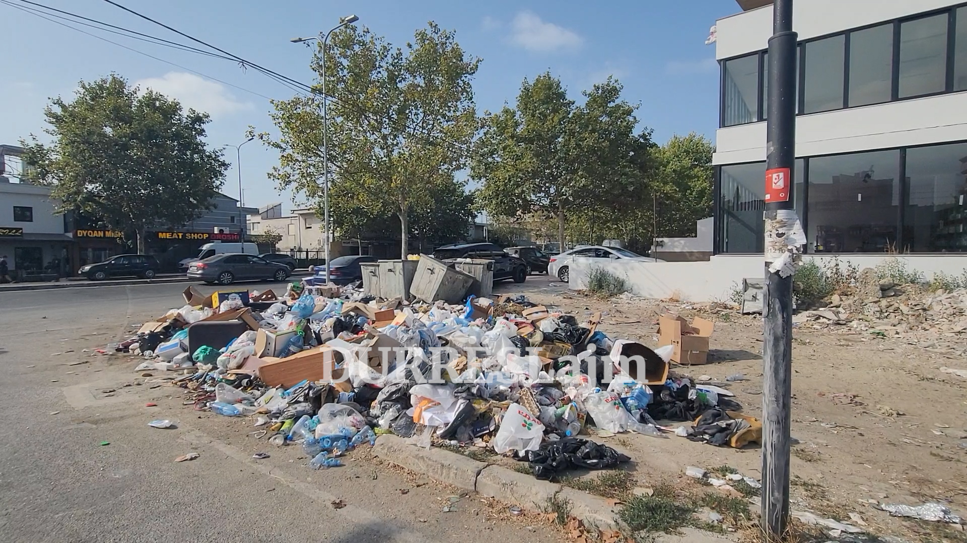 Kazanët bosh, plehrat “pushtojnë” gjithë venddepozitimin e mbetjeve në Durrës (VIDEO)