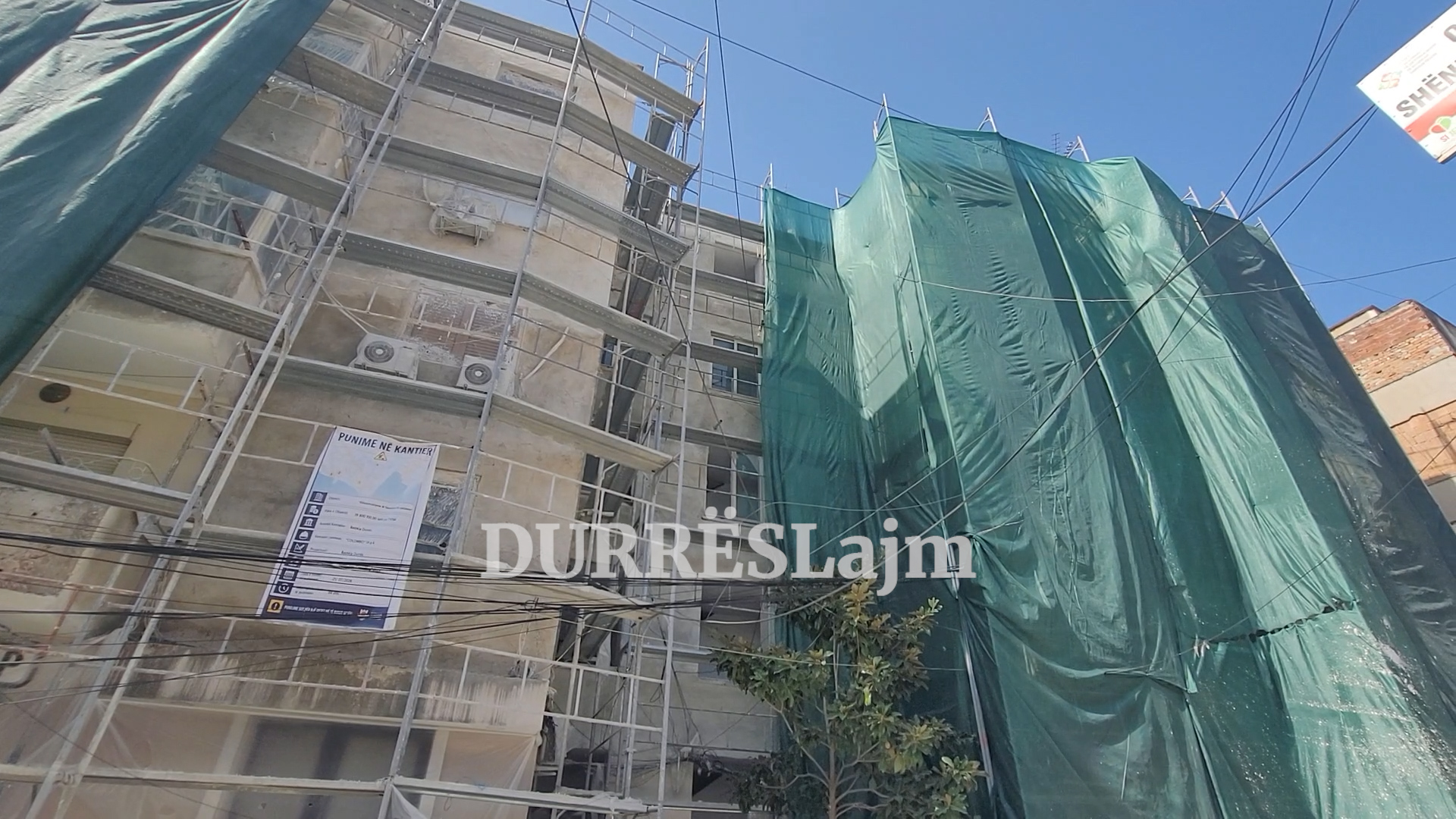 Nis rikonstruksioni i fasadës në pallatin 5 katësh në qendër të Durrësit (VIDEO)