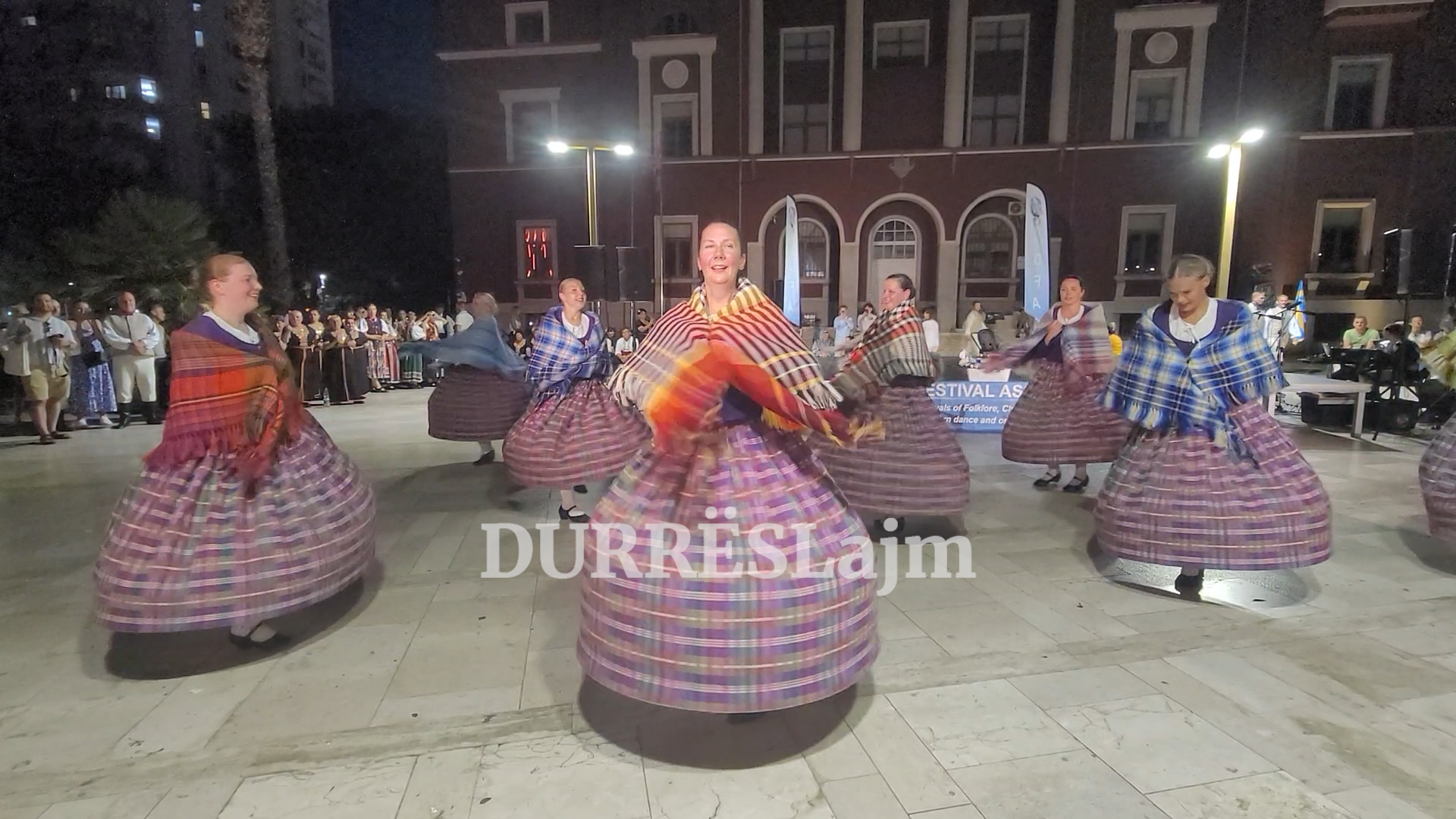 “Durrës Fest” ndez atmosferën në sheshin qendror të qytetit (VIDEO)