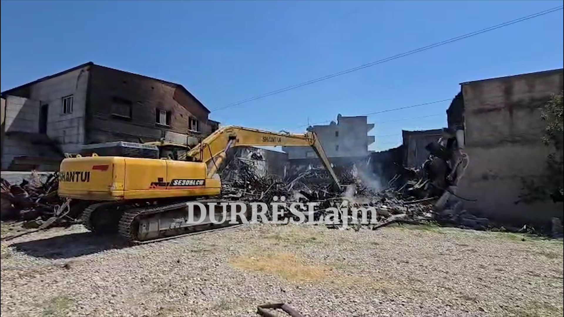 5 ditë nga zjarri në magazinën në Durrës, flakët nuk janë shuar krejtësisht. Ndërhyhet me mjete të rënda (VIDEO)