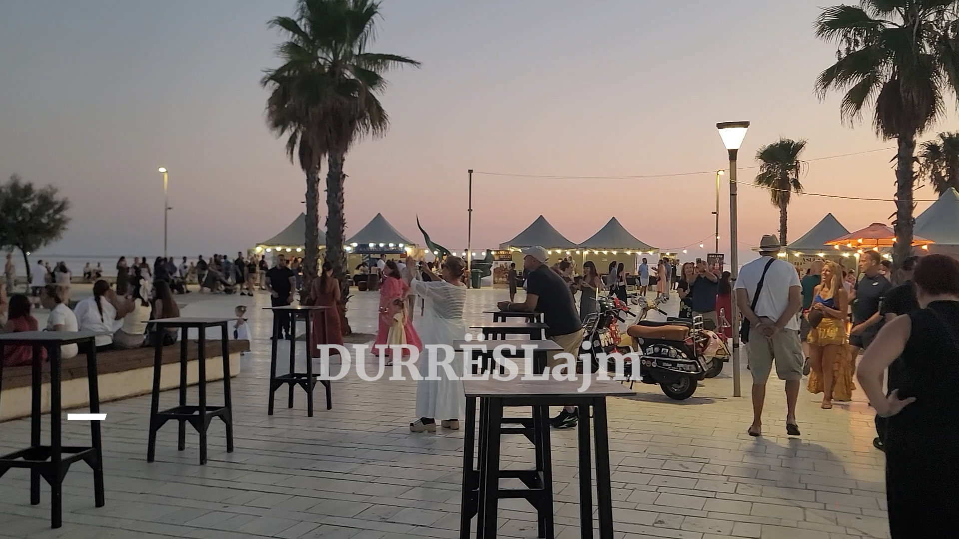 Panairi “Taverna e Adriatikut” për të katërtin vit në Durrës, turistët: Na pëlqejnë shumë produktet tradicionale shqiptare (VIDEO)
