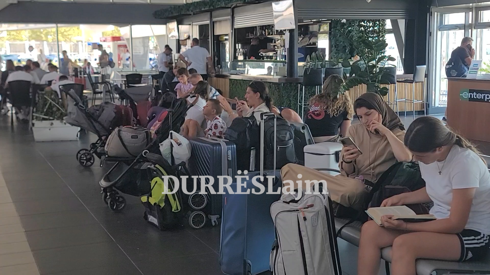 Nga Australia e SHBA, por edhe italianë. Terminali i portit të Durrësit plot me të huaj (VIDEO)