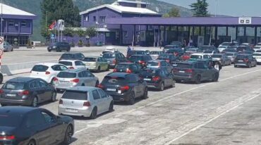 Morina përballet me fluksin rekord të pushuesve/ Në një javë, mbi 200 mijë shtetas kosovarë hynë në Shqipëri