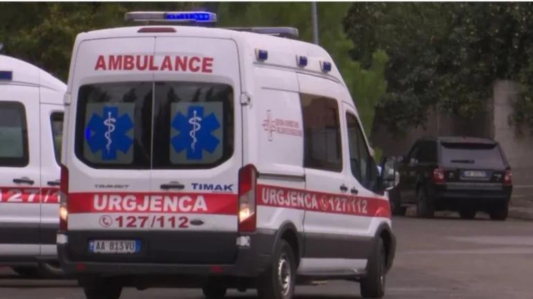 Gjendet një person i pajetë në oborrin e shtëpisë, dyshohet se u vetëvra me armë zjarri