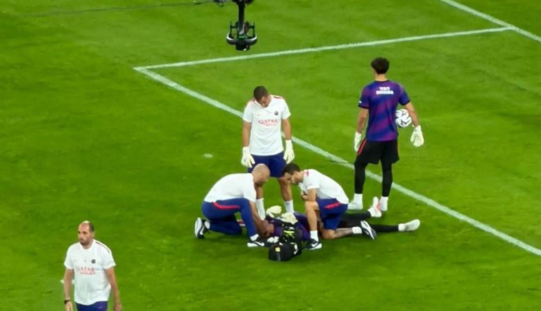Pak para ndeshjes, portieri i PSG-së rrëzohet dhe humbet ndjenjat në fushë