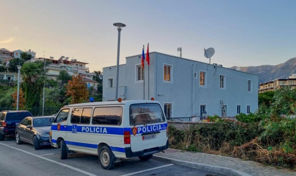 Kërcënoi me jetë stafin e hotelit, shpallet në kërkim ish-zyrtari i policisë