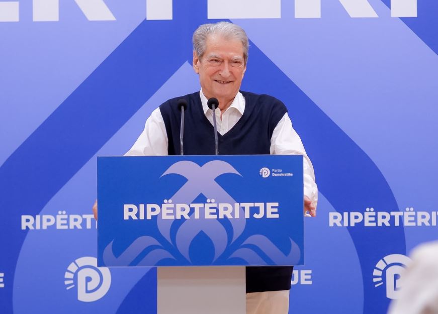 “Balluku, monstra e korrupsionit”- Berisha: Rama sillet si Kostandini me Dhoqinën, ajo nuk e lëshon