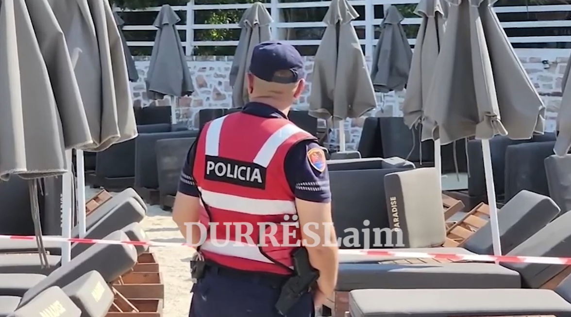 Vrasje në Ksamil, 20-vjeçari francez qëllohet me thikë në shezlongët e plazhit! Autori në kërkim