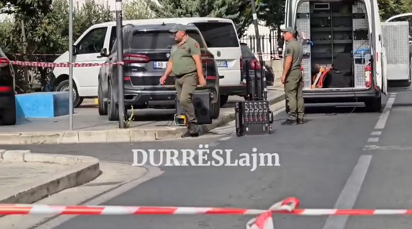 Objekti i dyshimtë i lidhur me celular në mes rrugës në Durrës, reagon Policia (VIDEO)