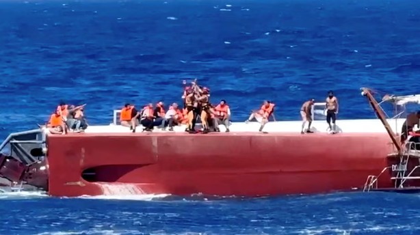 Përmbysja e tragetit me 267 persona në Qipron Veriore, 20 ende të zhdukur! Zhytësit vijojnë kërkimet