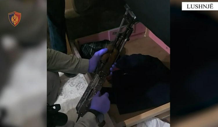 Iu gjetën armë dhe kokainë në makinë e banesë/ Arrestohen babë e bir në Lushnje