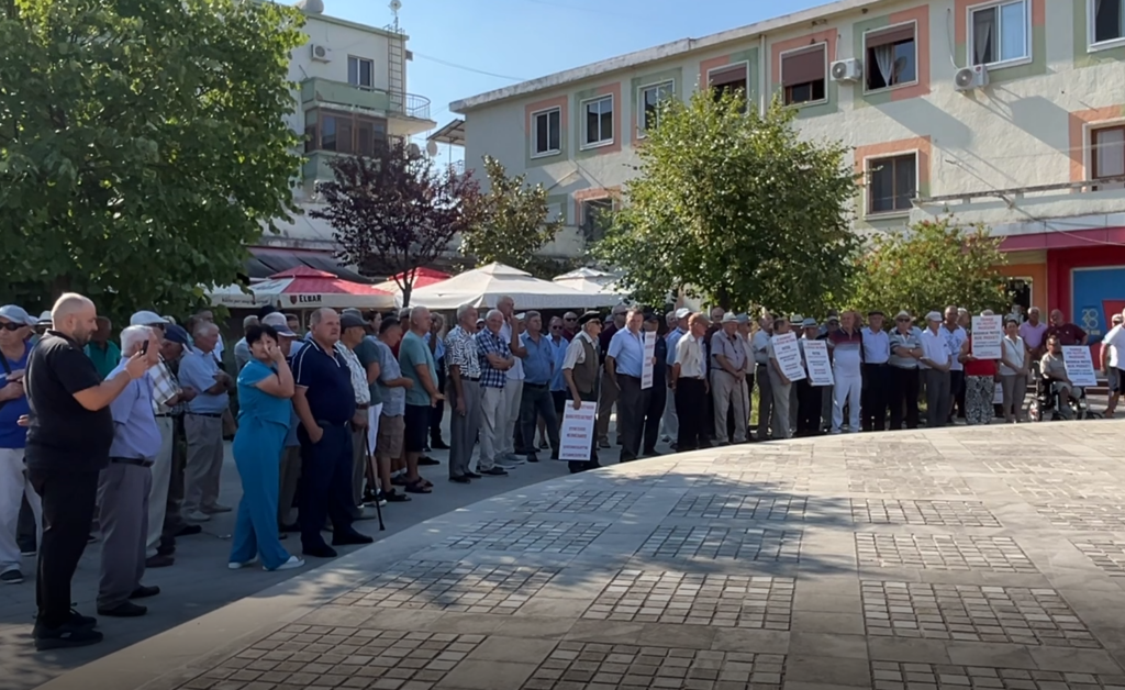 Patosi përsëri në protestë: Nuk pranojmë të bashkohemi me Fierin! Kërkojnë Ramën për diskutime