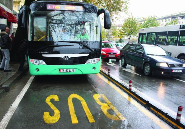 Alarmi i transportit publik, kërkohet kompensimi i naftës deri në shtator ose do të reduktojnë qarkullimin