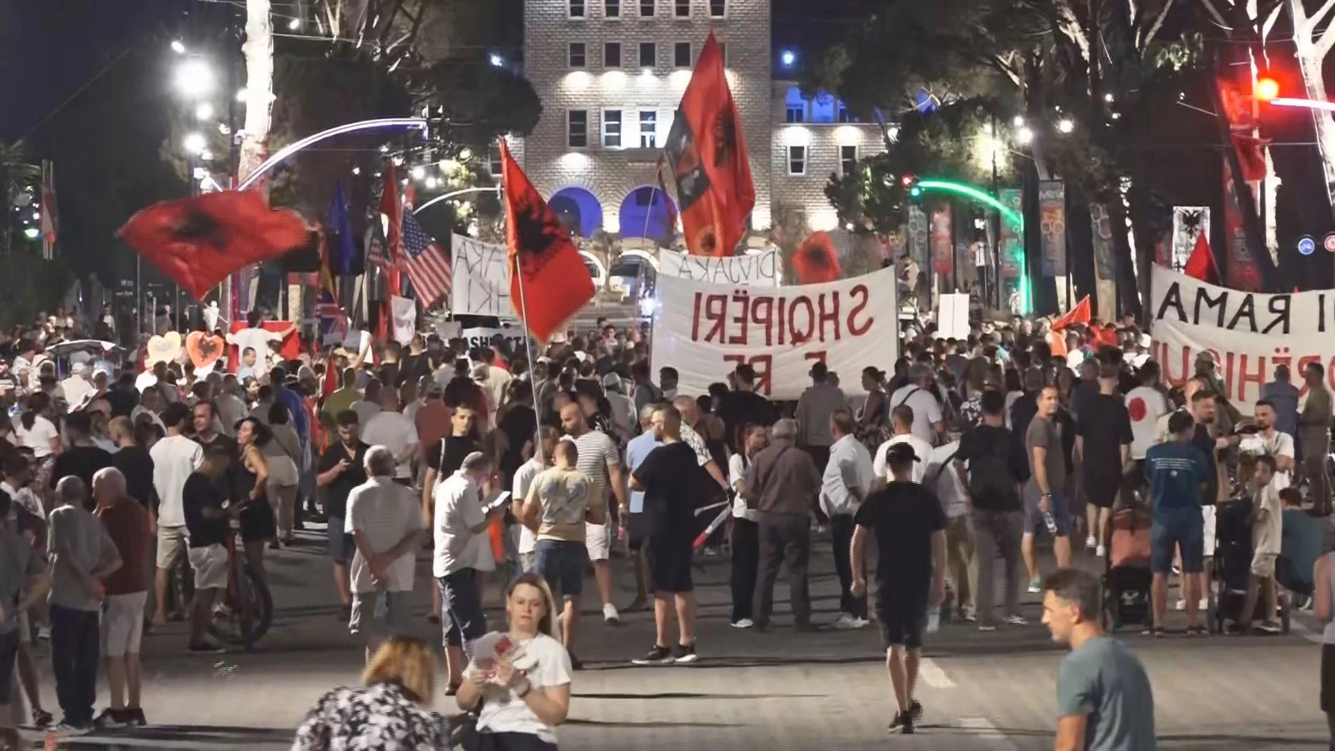 Dita e 78-të e protestës në Tiranë, tubuesit kërkojnë largimin e qeverisë dhe klasës politike