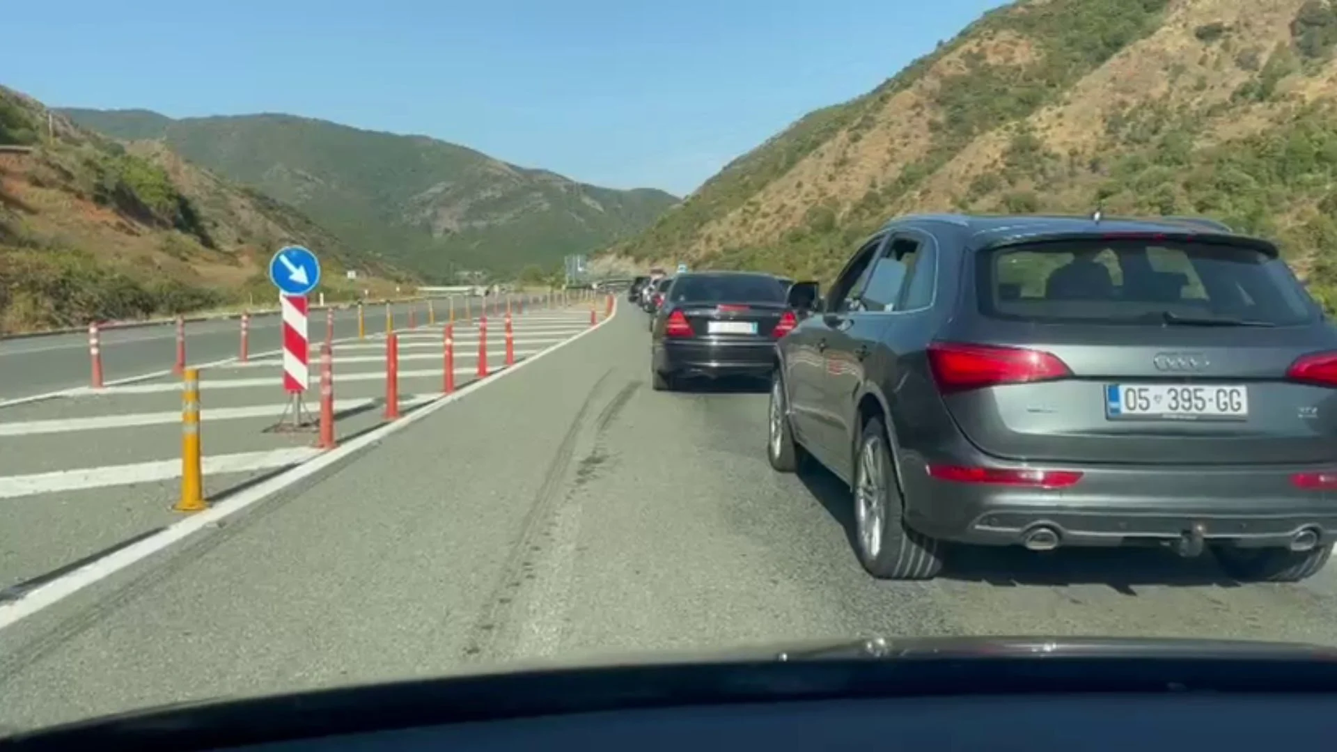 Trafik i rënduar në Rrugën e Kombit, largimi i turistëve krijon radhë kilometrike 
