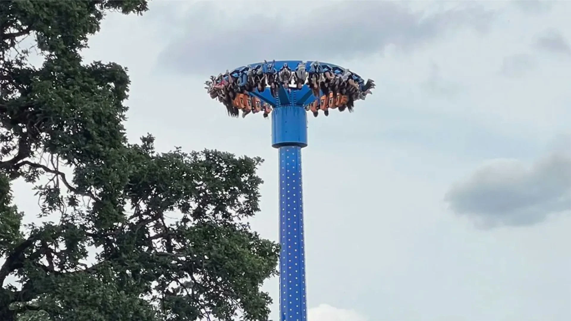 Mbetën të varura me kokë poshtë 25 minuta prej defektit në një park lojërash, gjykata urdhëron dëmshpërblim 550 mijë dollarësh për dy adoleshentet amerikane