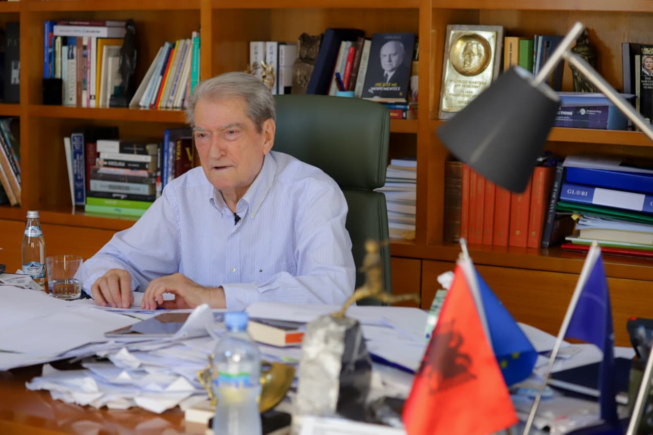 “Përshëndes ata dhjetëra mijëra qytetarë që po protestojnë”, Berisha: Reforma territoriale e Ramës, platformë për shpopullimin e Shqipërisë
