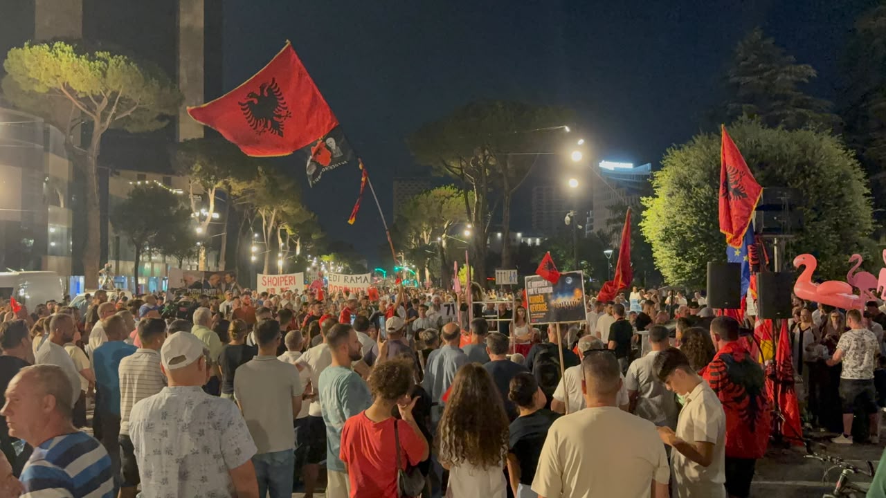 Protesta e 71 kundër kryeministrit dhe qeverisë, qytetarët marshojnë nëpër Tiranë: Rama jepe dorëheqjen!