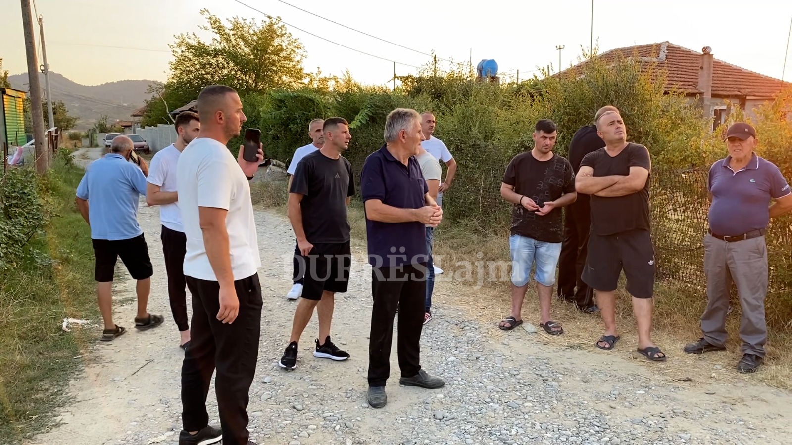 Banorët e fshatit Çizmeli në Shijak në protestë për rrugën (VIDEO)