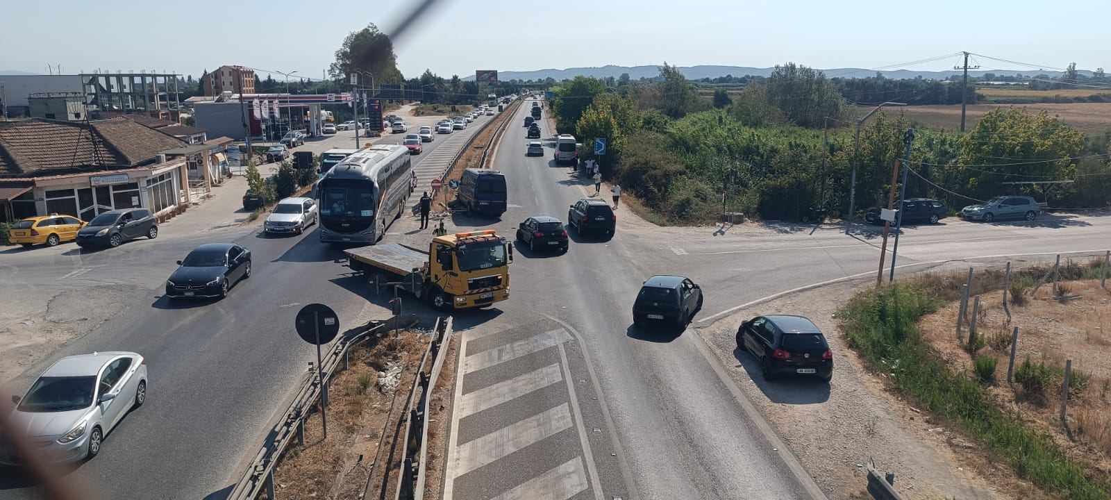 Aksident i rëndë në autostradën Lushnje-Fier, Volkswagen-i përplaset me furgonin me pasagjerë, disa të lënduar