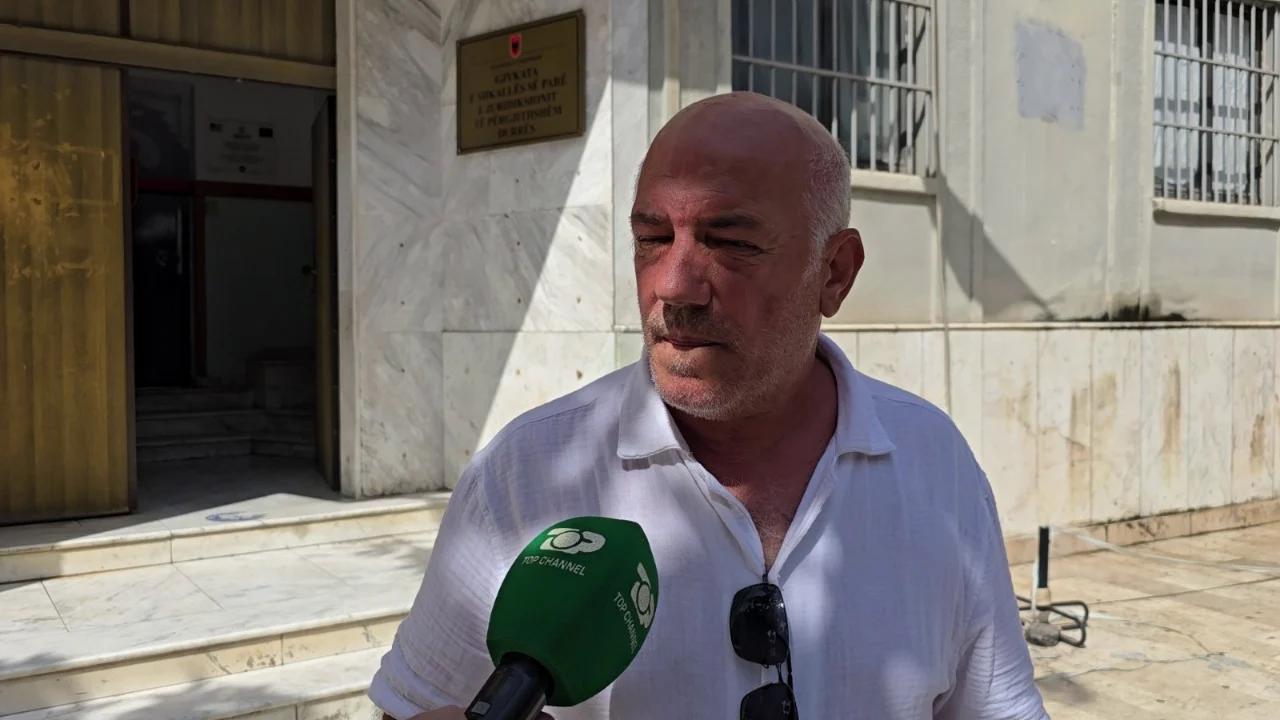 Dhunuan kamarierin 18-vjeçar që kërkoi pagën, avokati i të arrestuarve kërkon të zbehë ngjarjen: Një rrahje e rëndomtë mes të rinjsh