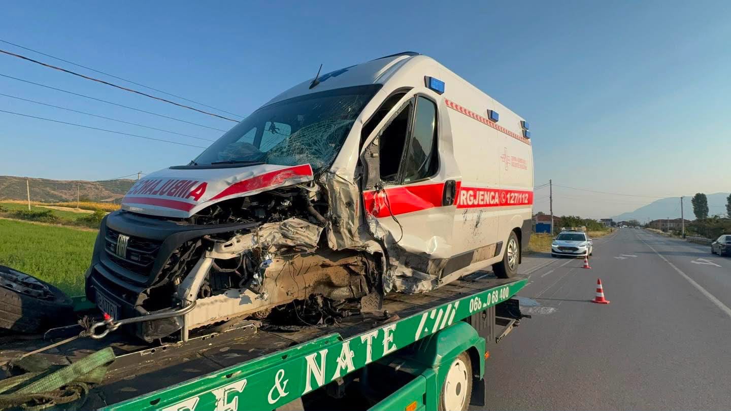 Ambulanca përplaset me një makinë, një i plagosur