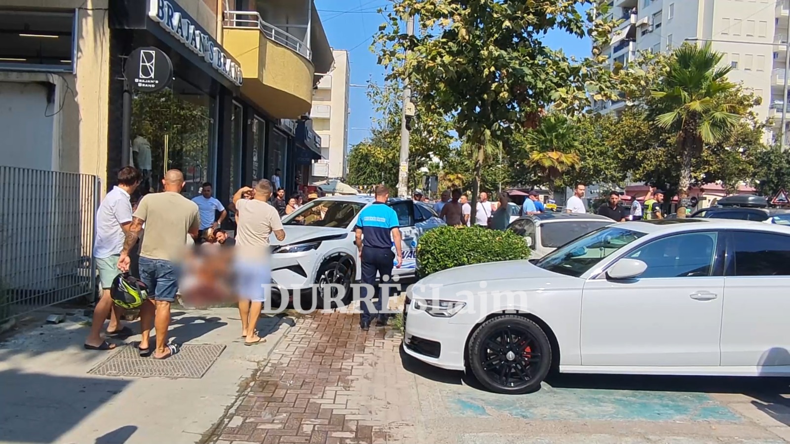 Taksia përplas këmbësorin te vijat e bardha në Plazhin e Durrësit, merr dëmtime të shumta (VIDEO)