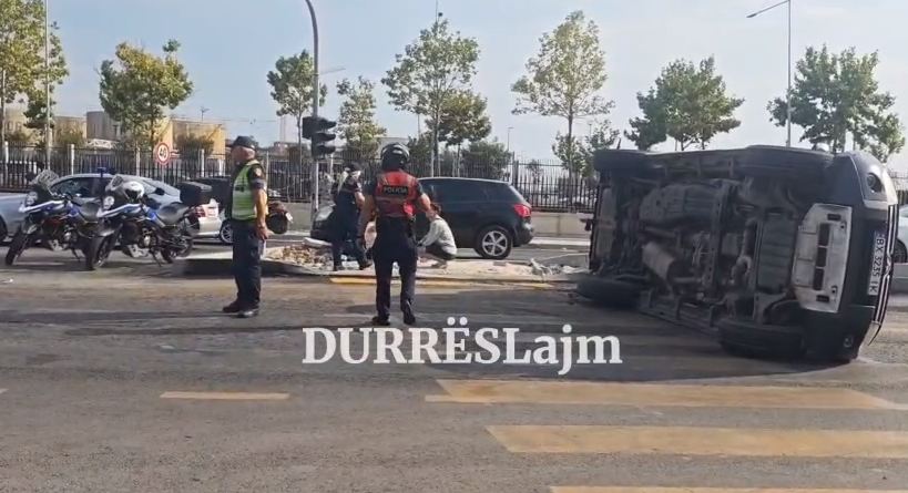 Përplasen dy makina te kryqëzimi në hyrje të Durrësit, përmbyset fuoristrada (VIDEO)